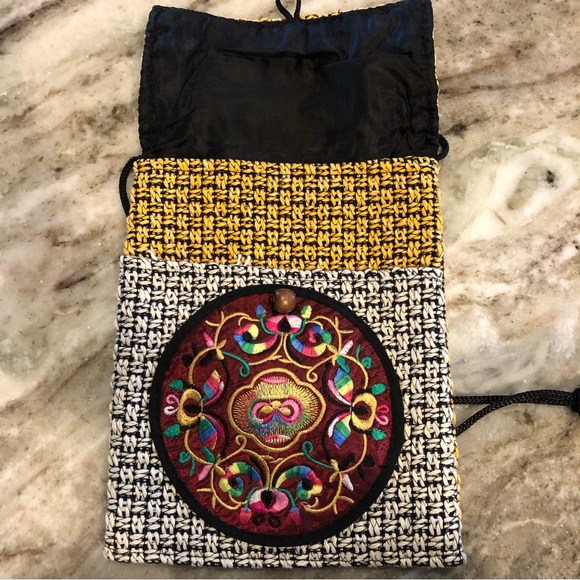 ☀️ NWOT Indonesian Embroidered Knit Handbag - Picture 2 of 8